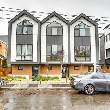 Modern Seattle Townhome Walk To Light Rail!